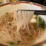 Kii~a~i - タイのスープ麺
                      平打ちの米麺
                      コシがあってツルツル