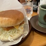 コメダ珈琲店 - 料理写真:フィッシュフライバーガー、アメリカン珈琲