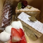 Patisserie Petit Boule - イチゴショート、ダックワーズ系ケーキ二種類、チョコサンド