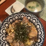 鶏料理・焼きとり　纜 - 鶏スープも熱々で美味しい。親子丼は玉子トロトロ汁だくで、焼鳥食べまくった後でも必ず頼みます。無くなるのが悲しくなるくらい美味しい。