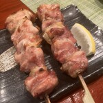 鶏料理・焼きとり　纜 - かしわ。かなり大きく食べごたえあります。モモ肉がジューシー、肉の旨味が口中に広がります、塩気も最高、ブリッブリでため息ものです！