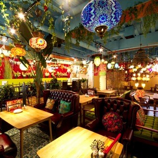 The interior of the store is brightly decorated with Turkish lamps♪