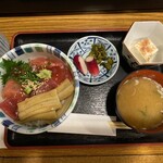 魚と旬の料理 まる - づけ穴丼。お味噌汁にお新香と一口奴