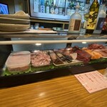 魚と旬の料理 まる - ネタケースは海鮮ギッシリ