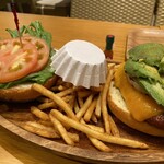 クアアイナ - 厚切りチーズとアボカドバーガー1,360円に450円のセット　合計1,810円⤵︎