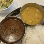 インド・ネパール料理店 The Mountain HUB - マトンカレーとダルカレー。どちらも重め