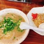 Shekarashika Konohana Ten - ラーメン750円 半チャン250円