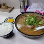 羅阿麺亭 - チャーシューラーメン(しょうゆ)ネギ多め 900円(税込)、ライス小 150円(税込)