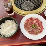 Yakiniku Taiko - セレクトランチ(¥1050)
                      の「カルビ」と「ハラミ」