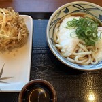 Marugame Seimen Tonami Ten - いつも頼むトロたまうどんと野菜のかき揚げ