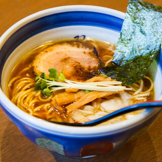 《素材の旨味たっぷり》煮干ベースでこだわり尽くす双麺らーめん