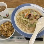 リンガーハット - チャンポンとミニ炒飯、烏龍茶（だっけな？）