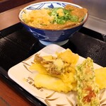 Marugame Seimen Itoman Ten - きつねうどんと天ぷら3種