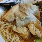 麺屋 たけ井 - 豚チャーシュー一枚、鶏チャーシューニ枚に炙り鶏ゴロゴロ