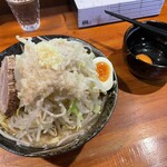 ラーメン梅 - 太麺ラーメン850円（野菜・脂マシ、ニンニク少なめ）と生卵50円