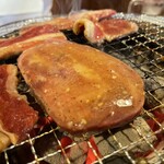 Genki Shichirin Yakiniku Gyushige Minamigyotoku Ten - 豚のタン塩　固め