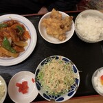 Zenka Fuku Himi Ten - 酢豚定食  これも福神漬がやたら少なくてウケる  唐揚げめっちゃでかい  ﾜﾀｼの握りこぶし位あるのよ‼️