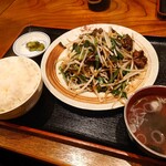 菜華楼 - レバニラ880円（＋ご飯セット200円）