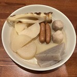 Oden Dokoro Densuke - 薄い色の関西おでん。味はしっかり濃いめ！大根、こんにゃく、小芋も中までしゅんでるよ♥️