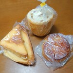 Bakery Puporu - トライアングル(280円)・ハニーくるみラウンド(310円)・おさつバター(300円)。トライアングルはシットリ系。マルジューのほうがクッキー生地がサクッとしていて好きかな