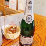 Stand Shan Shoku Osaka Kitashinchi Champagne & Gyoza Bar - 