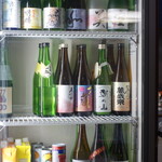 Ho no Kuni - 冷蔵庫に並ぶ日本酒