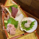 味の食彩館 - 鮪３切れ、イカ2切れ、ボタン海老１尾、帆立貝柱2切れ、ネギトロ