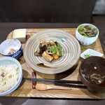 Dan Ki - *上から。和食らしく小鉢などが付き、美味しそう。