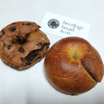 bricolage BAGEL & co. - シナモンチョコベーグル360円、プレーンベーグル280円