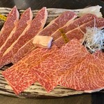 Tsuru Ushi Yakiniku Ootaya Wadayama Ten - よし蔓コース¥3,300(6月当時)
                        2人前より｡※写真は3人前分