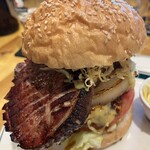 Blue-B BURGERS - リッチ•ビーエルティ2080円。厚切りベーコンが見た目もお味も最高です。