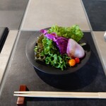 MEAT BOX - ◯サラダ
      和風ドレッシングとの説明
      自分で掛けて頂いてみた
      
      新鮮さは見た目だけでも判る色鮮やかさで
      シャキシャキっとしてて美味しそう♪