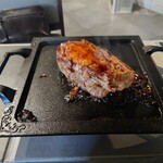 MEAT BOX - ◯ステーキ
      こんな分厚い豚肉ステーキ、見たことねえぞっ❕
      
      300gオーバーとなる
      それだけ厚みがあると中は焼けて無く
      て当たったら心配だなあと思われた