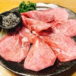 炭火焼肉つぼ家 - 上塩タンです。塩昆布を少し付けてレモンダレで食べたら最高