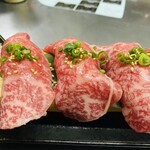 炭火焼肉つぼ家 - 佐賀牛炙り牛トロ鮨です　本気で美味いです