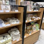 Pensta - 店内ではSuicaのペンギングッズを販売