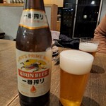 中華 本田 - 最初はビールを二人で。妻は薄張りのグラスを気に入っていた。