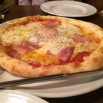 Bistro Irungo - ベーコンと半熟卵のビスマルクピッツァ
                        生地のサクサクした食感が絶妙に美味