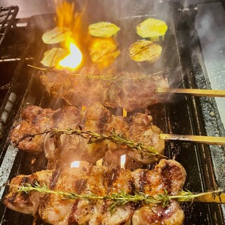 用原创香料烤制而成的羊肉串是本店的骄傲♪