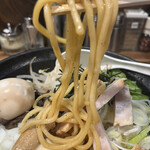 まる文 - まぜそば９８０円、味付け玉子１４０円。細麺好きな私でも虜になるツルツルもちもちの絶品です。魚介香るのも良き味わい。