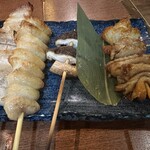 Taishu Sakaba Keichan Jinbocho Ten - 左から豚バラ、ボンジリ、シイタケ、鶏皮