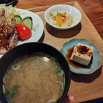 花一 - 味噌汁、香の物、ミニ豆腐