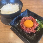 ステーキハウスグラツィエ - ご飯おかわり自由です。軽くおかわりしてお腹空いてたので、ユッケも追加♬