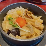 Aji Shirube Ekitei - 【2023年08月】帆立釜飯＠1,400円、アップ。