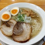 Yokohama Ramen Ippin Ya - 『煮干し醤油ﾗｰﾒﾝ』と『味付玉子』