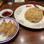 Fukuchan Ramen Tannan Ten - わりと大きめの餃子と、標準的なチャハーン。そしてレンゲではない。