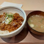 Shiritsu Wakkanai Byoin Shokudo - 牛カルビー丼 (鶏ガラみそスープ付き)