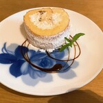 自家焙煎珈琲店Gosh - 【2023年11月】ケーキセット：ホワイトチョコと栗のロールケーキ。