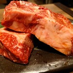 Tare Yakiniku Horumon Nikunabe Tamaya Nikuten - これが極厚！特上ロースです。拳くらいの大きさがありました。ハサミで切れない程、分厚くて、固い。これの何処が特上ロースなのか…