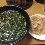 おかんのこだわり肉うどん なかむら家 - 料理写真:肉うどん 750円＋玉ねぎ天 150円＝900円